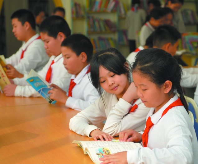 依托四维阅览丛书构建课程在课堂上小学以班级读书会为载体