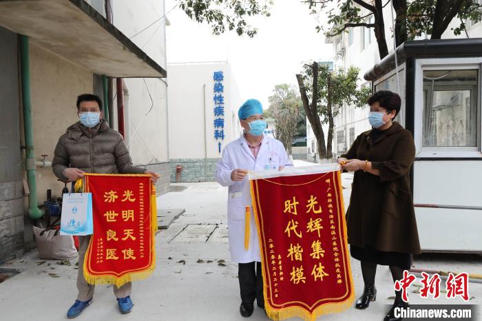 图为贾某将锦旗送给南溪山医院。　张超群 摄