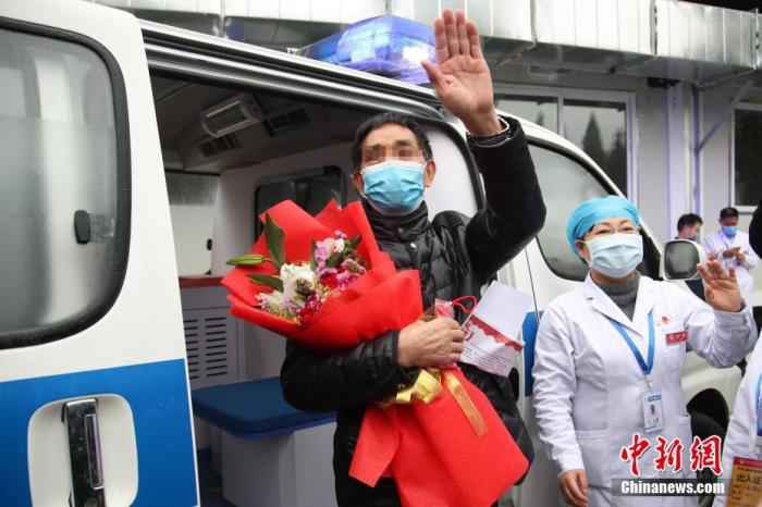 3月16日,贵州省最后一名新冠肺炎确诊患者治愈后从将军山医院出院,与医护人员挥手告别。截至当天,贵州全省146例新冠肺炎确诊病例全部清零。 中新社记者 瞿宏伦 摄 三个“零”!贵州疫情防控持续向好 经济社会发展加速发展